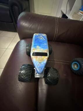Spin Master Monster Jam Big Kahuna 1:24 Scale Diecast Monster Truck with Surfboa